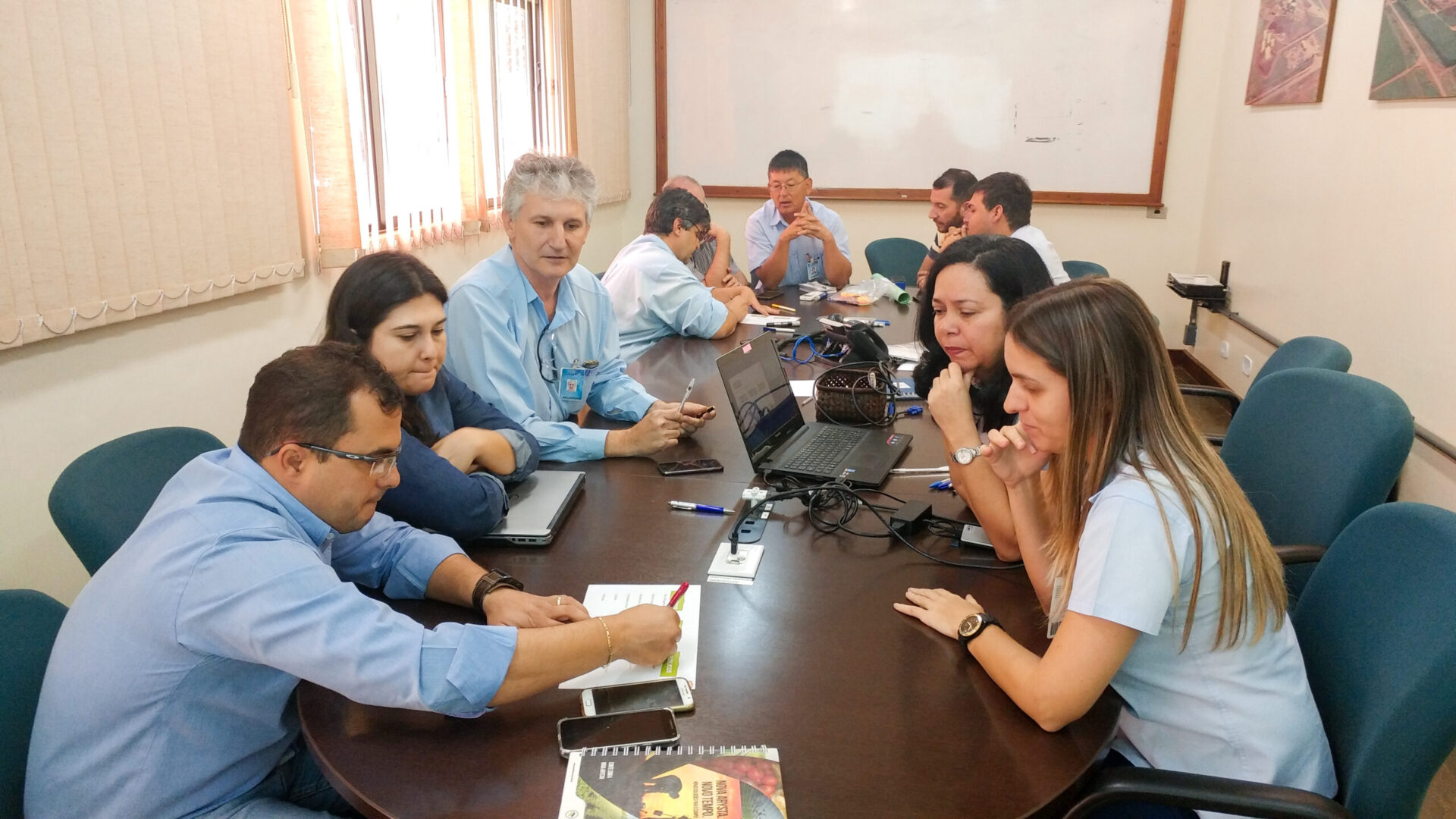 Muitos colaboradores sentado a mesa mostrando o Engajamento de equipe