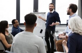 equipe de negocios discutindo suas-ideias enquanto trabalhava no escritorio comunicação interna