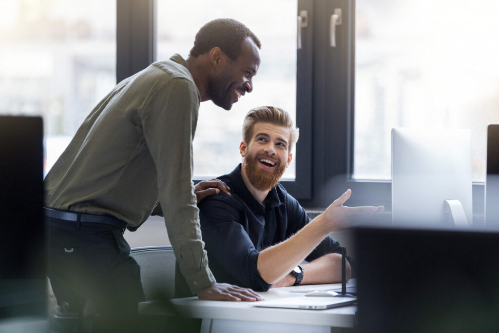 homem negro e home branco engajados no trabalho