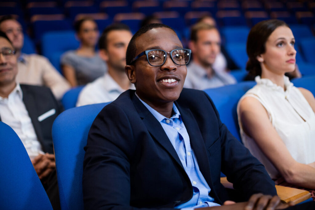 Jovem negro sentado fazendo um treinamento para funcionários