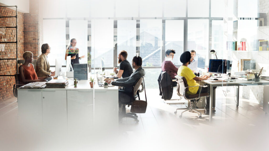 Diversas pessoas trabalhando em um ambiente de trabalho saudável