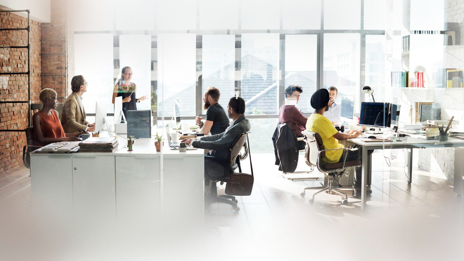 Diversas pessoas trabalhando em um ambiente de trabalho saudável