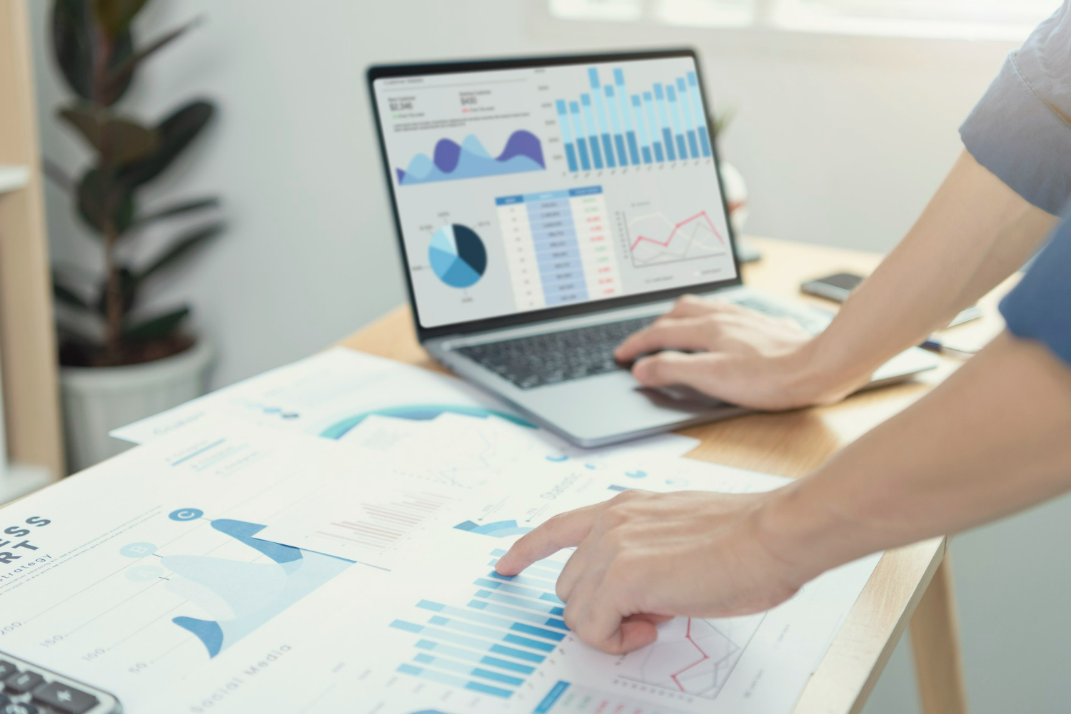 uma pessoa analisando o notebook com diagnóstico organizacional