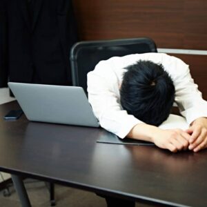 japones-exausto-na-mesa-do-trabalho-devido-a-sindrome-de-karoshi