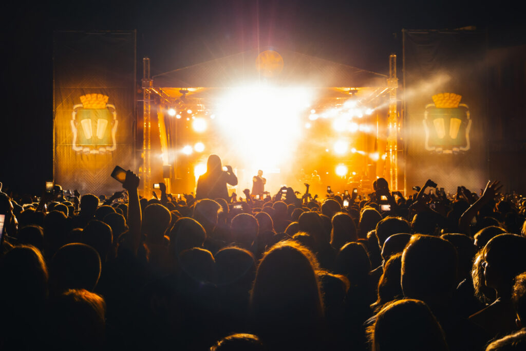 muitas pessoas em um show que representa Estilos da cultura organizacional