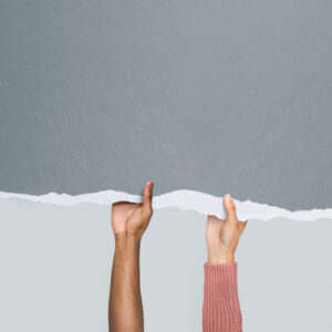 4 Mãos segurando uma folha em branco para ideiais de frases essenciais sobre a cultura organizacional