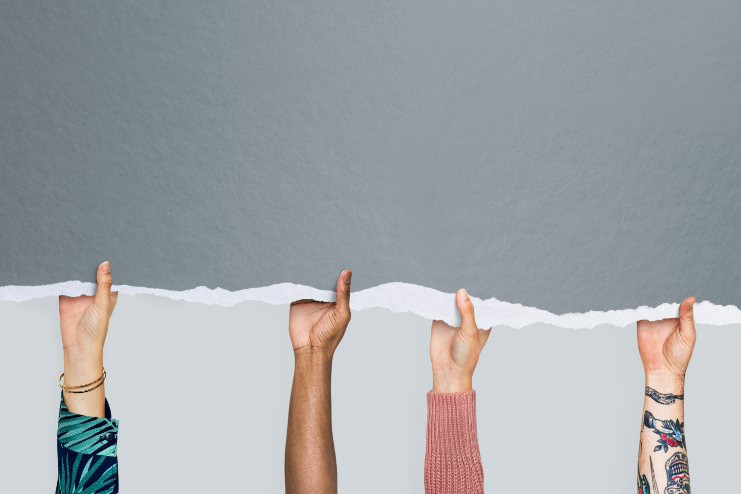 4 Mãos segurando uma folha em branco para ideiais de frases essenciais sobre a cultura organizacional