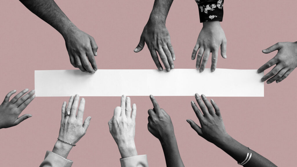 9 mãos unidas realizando uma dinâmica para treinamento de liderança